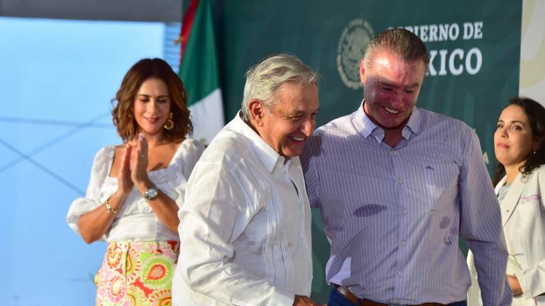 Quirino Ordaz Coppel con Andrés Manuel López Obrador en una gira de trabajo por Culiacán.