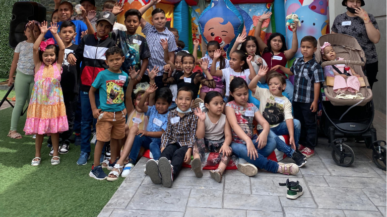 Niños y niñas de Ganac celebran su día con una gran fiesta.