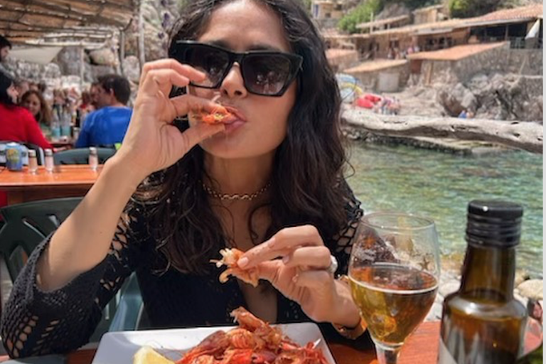 Disfruta Salma Hayek de unos ricos camarones en su natal Veracruz