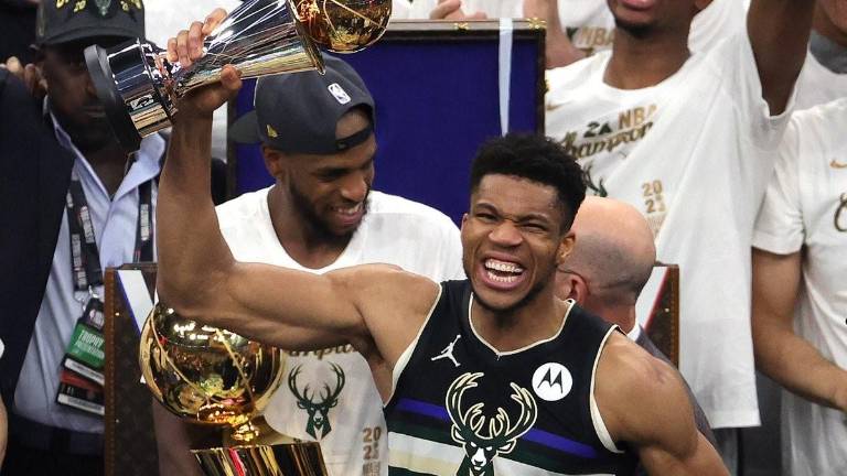 Giannis Antetokounmpo y los Bucks de Milwaukee terminaron el trabajo de varias temporadas con el título de la NBA.