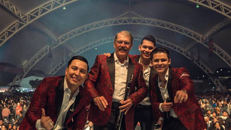 La Arrolladora Banda el Limón.