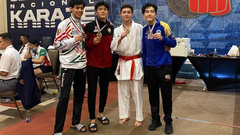 Hiroto Yoshii (segundo de izquierda a derecha) se colgó el metal dorado en el Selectivo Nacional de karate do.