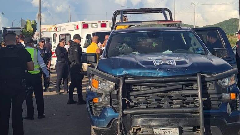Una patrulla de la Policía Municipal y un automóvil chocaron afuera del estadio El Encanto, en Mazatlán.