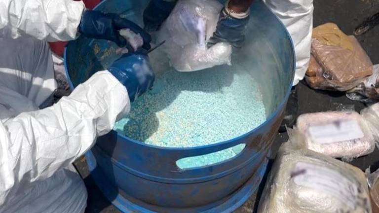 Autoridades federales supervisaron la destrucción de fentanilo y sustancias químicas incautadas.
