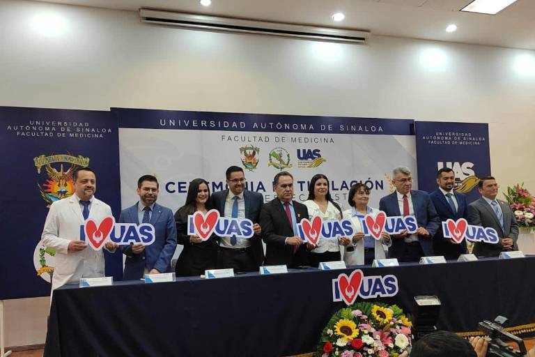 Reciben título profesional 46 médicos especialistas