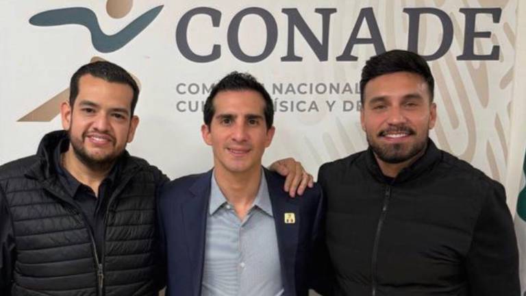 Rommel Pacheco (centro) recibe a los funcionarios del Isde.