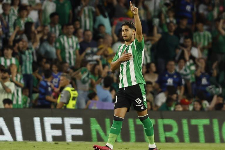 El Betis se afianza en puestos europeos y frena al Rayo