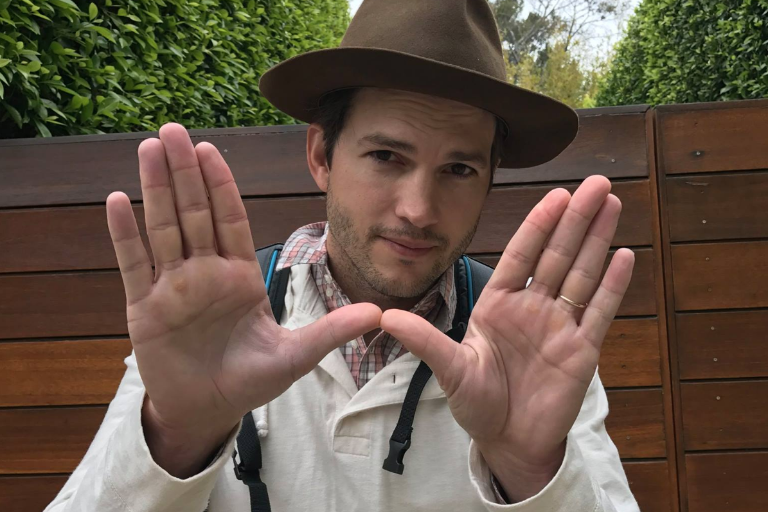 Renuncia Ashton Kutcher a organización benéfica contra el abuso sexual