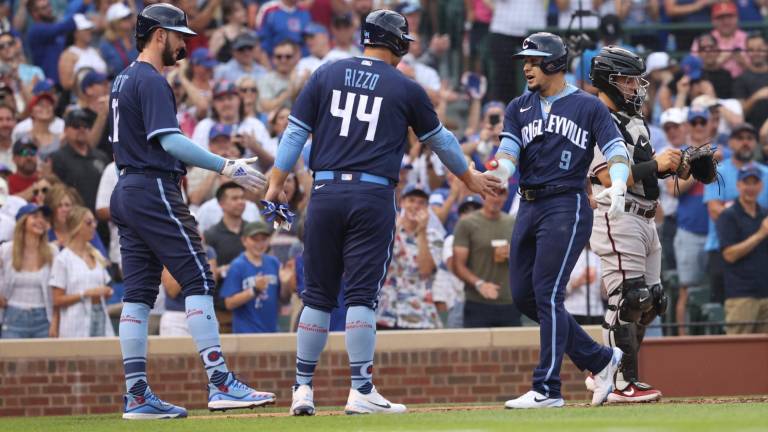 Javier Báez es felicitado tras conectar jonrón por los Cachorros.