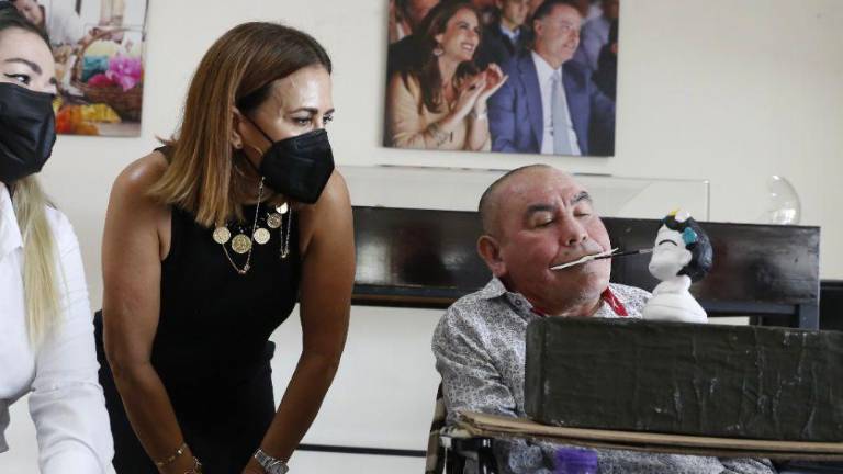 Rosy Fuentes de Ordaz asiste al festejo de los adultos mayores, del Centro Gerontológico Integral.