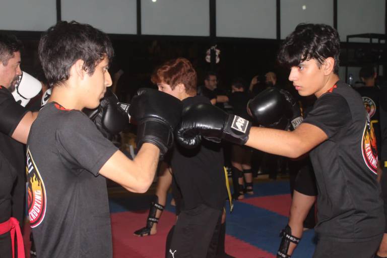 Se gradúan alumnos de la Academia de Kickboxing Suzaku