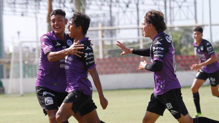 Gabriel López festeja su anotación por los Cañoneros.