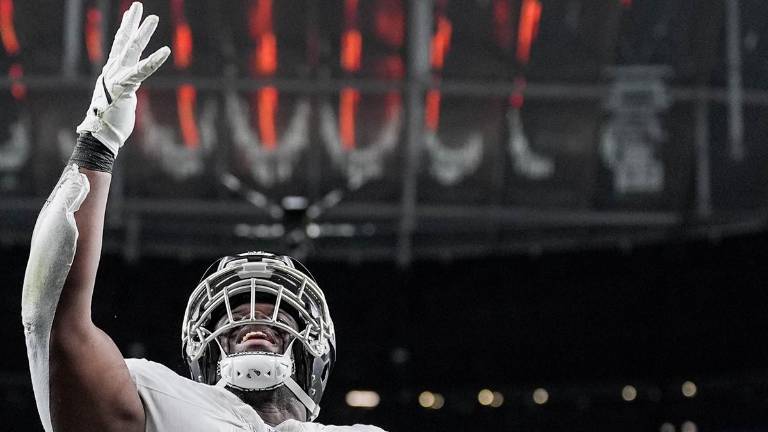 Kentavius Street celebra luego de hacer una jugada a la defensiva por los Falcons.