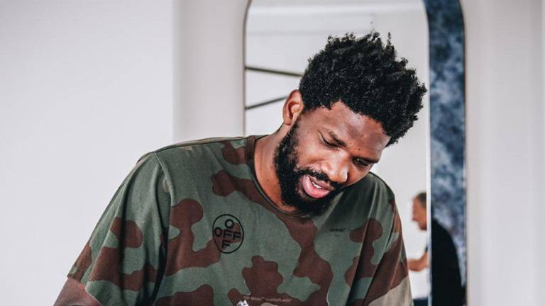 Joel Embiid firma su contrato.