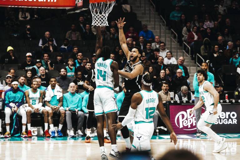 Nets rompen racha de siete derrotas con contundente victoria sobre Hornets