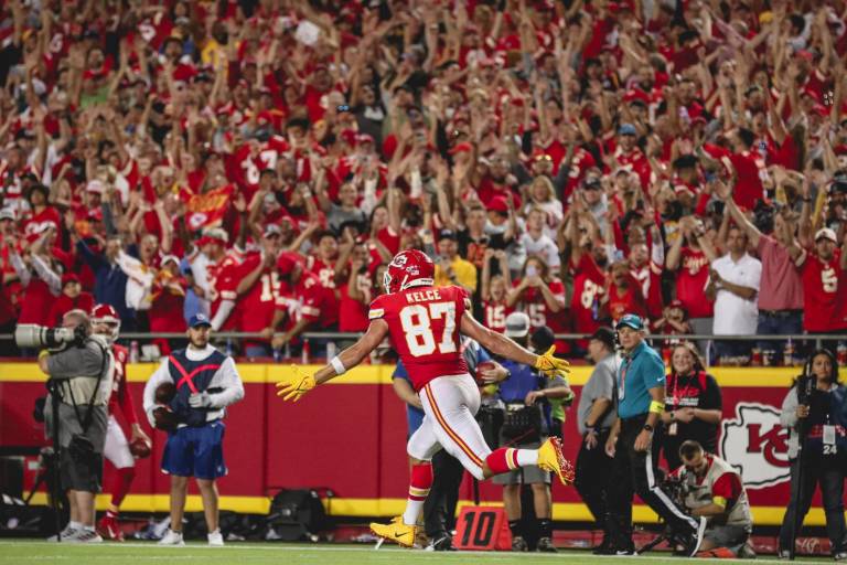 Cuatro anotaciones de Travis Kelce catapultan a Chiefs sobre Raiders en un emocionante ‘MNF’