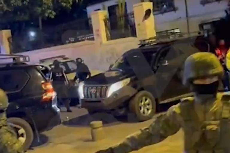 Policía Nacional de Ecuador irrumpe en Embajada de México; detiene a ex vicepresidente