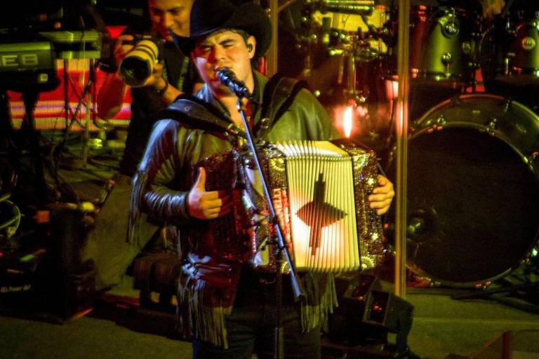 ‘Prende’ Alfredo Olivas el Palenque de Tijuana, con Eduin Caz como invitado