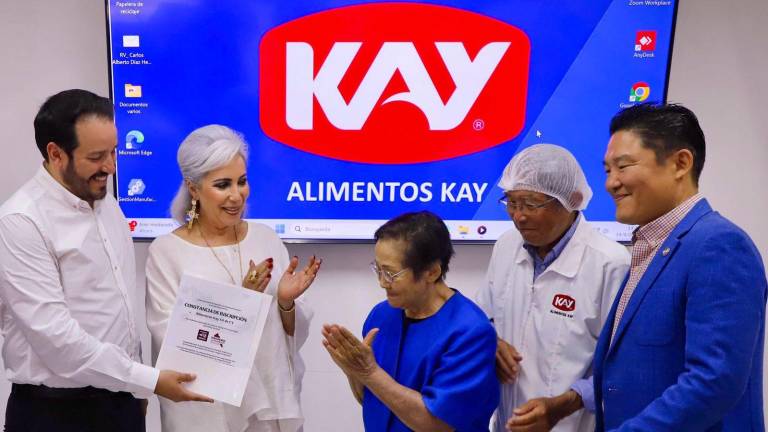 La empresaria mexicana Esperanza Kasuga, directora de Alimentos Kay, recibió el certificado.