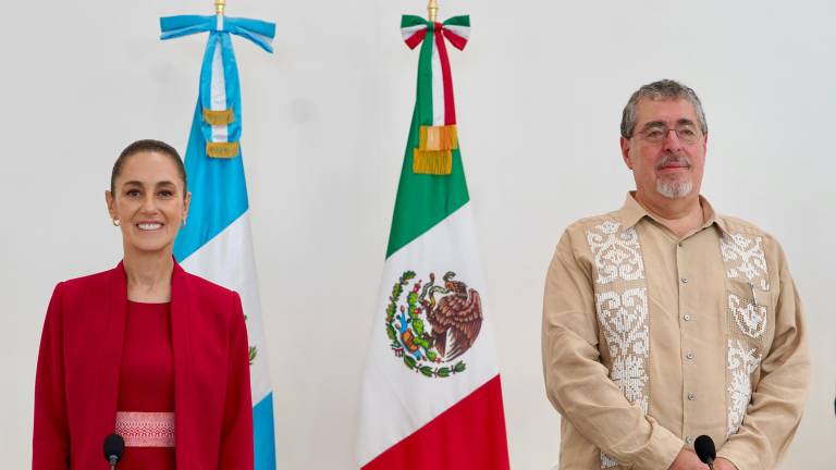 Claudia Sheinbaum y Bernardo Arévalo durante el encuentro bilateral en Petén, Guatemala.