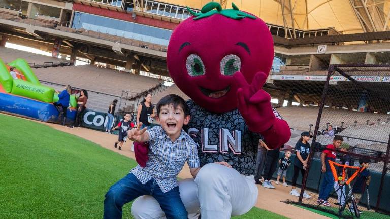 Tommy Tomate, junto a uno de los niños presentes en el evento del pasado sábado.