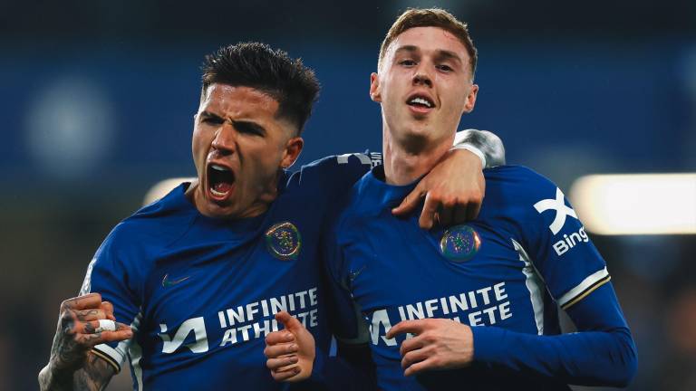 Enzo Fernández y Cole Palmer celebran el gol de éste último para el Chelsea.
