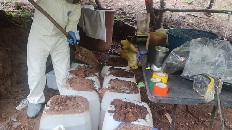 Autoridades federales inhabilitaron cuatro centros de acopio de sustancias químicas utilizadas en la elaboración de drogas sintéticas en Culiacán.