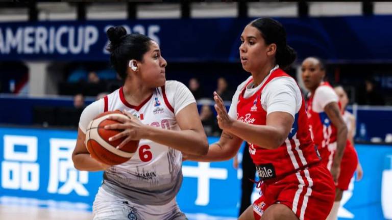 La sinaloense Mariana Valenzuela busca quitarse la marca de una adversaria.