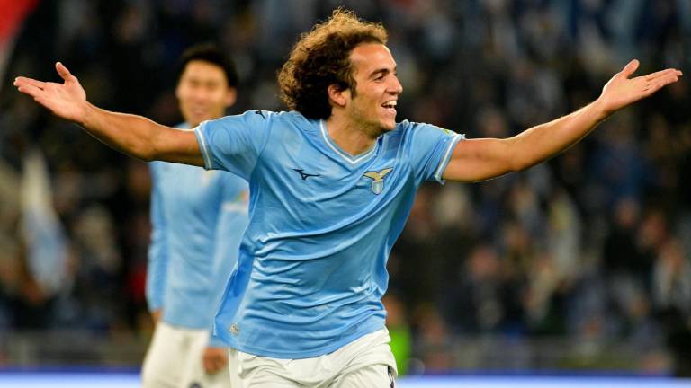 Matteo Guendouzi celebra el gol con el que venció y eliminó al Génova.