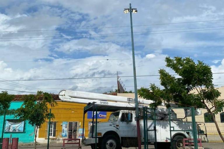 Alumbran cancha de usos múltiples El Tanque, en Villa Unión