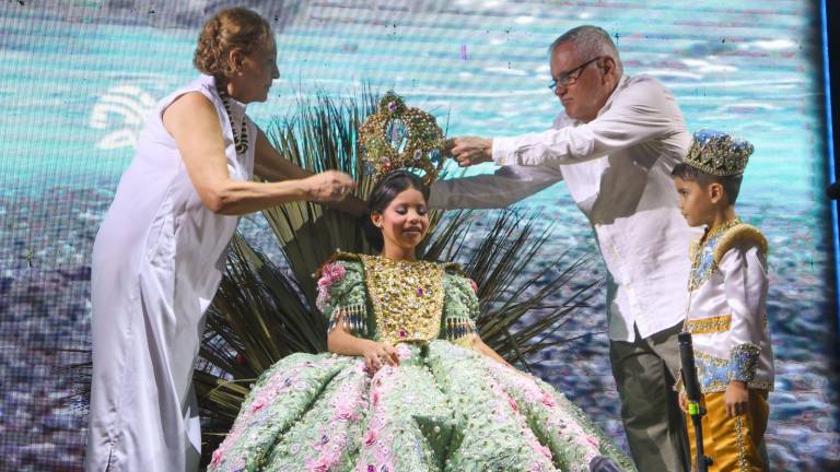 Mía I recibe su corona.