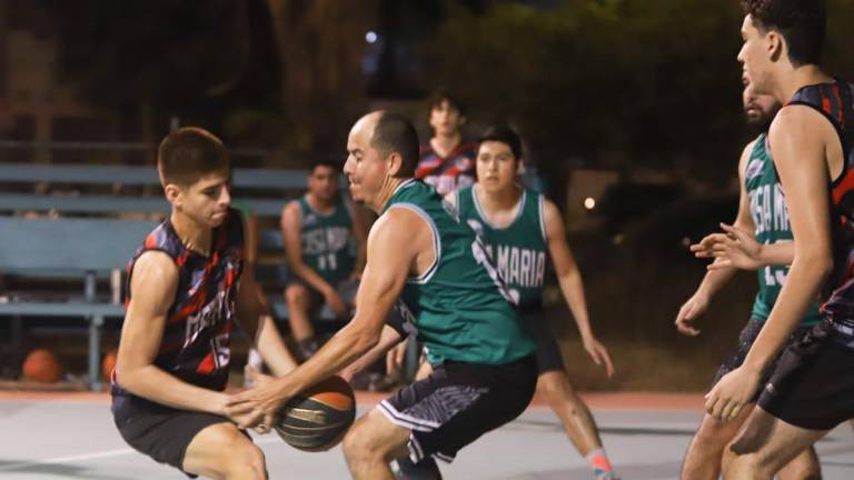 La cancha Vector de La Marina alberga las acciones del Torneo de Baloncesto categoría Libre.