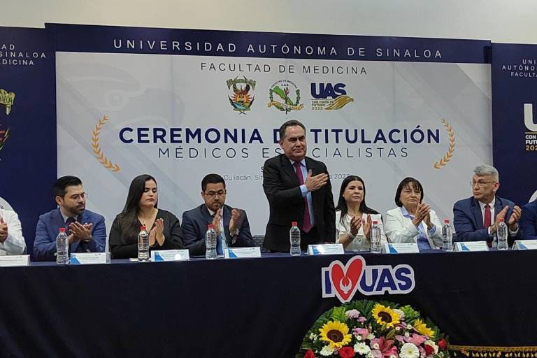 Reciben título profesional 46 médicos especialistas