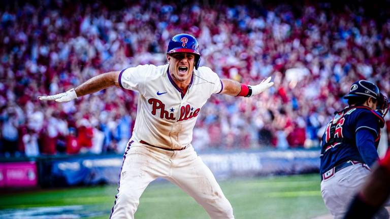 J.T. Realmuto celebra su jonrón de campo.