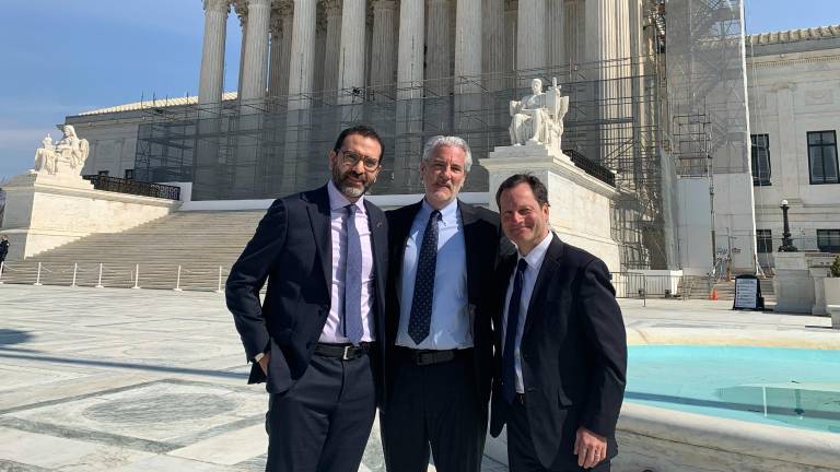 El consultor jurídico de la Cancillería, Pablo Arrocha, a su salida de la audiencia en la Corte Suprema de Estados Unidos.