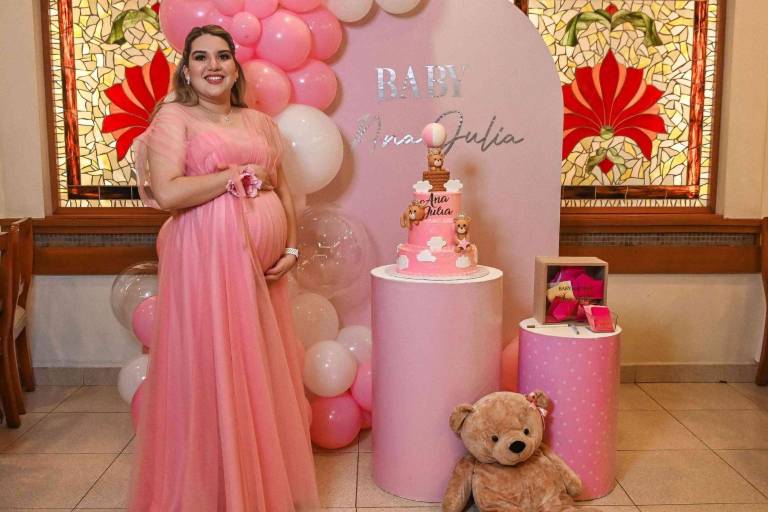 María José Hernández disfruta de su fiesta de canastilla