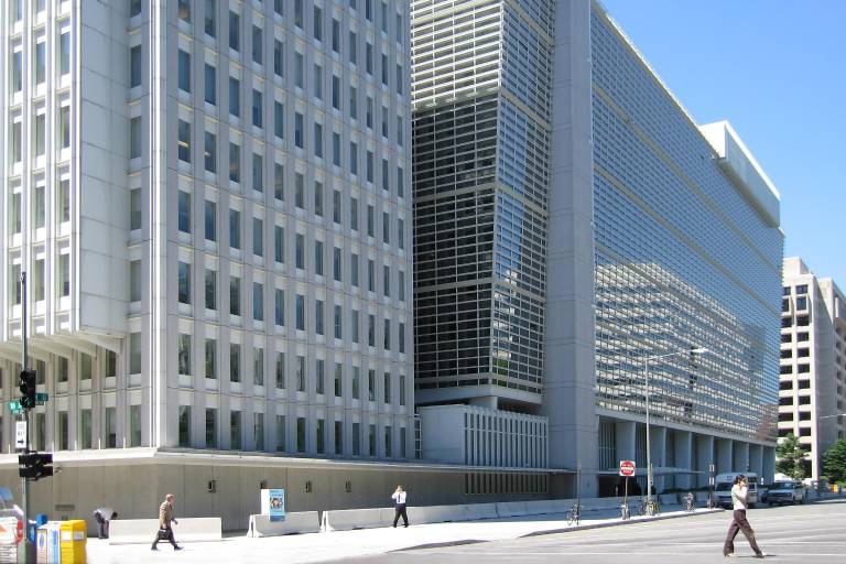 Banco Mundial advierte que habrá pérdidas de empleo y caída en producciones en México por los aranceles de Trump