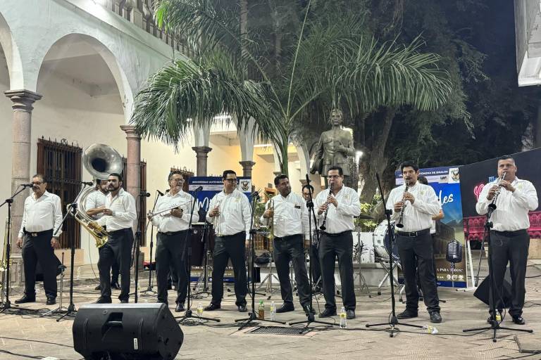 Bailan al ritmo de la Banda Regional Rafael Buelna Tenorio