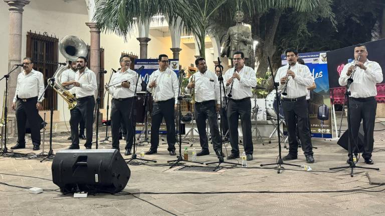 La Banda Regional Rafael Buelna Tenorio durante su presentación.