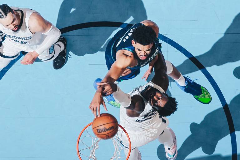 Timberwolves sorprende a Grizzlies y toma ventaja en la postemporada