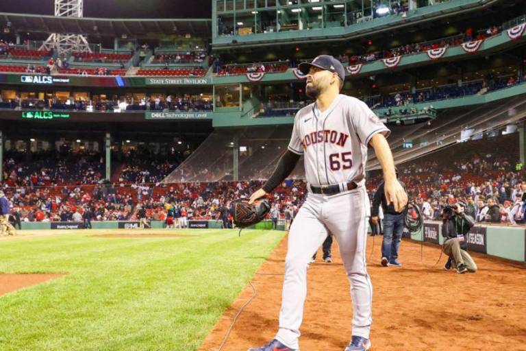 Medias Rojas apabullan a José Urquidy en el Juego 3