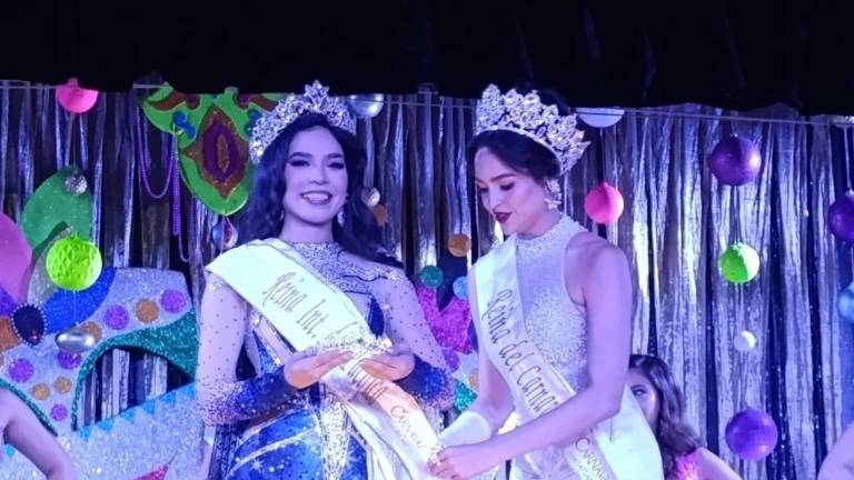Gloria recibe su banda como Reina Internacional del Pacífico 2025.