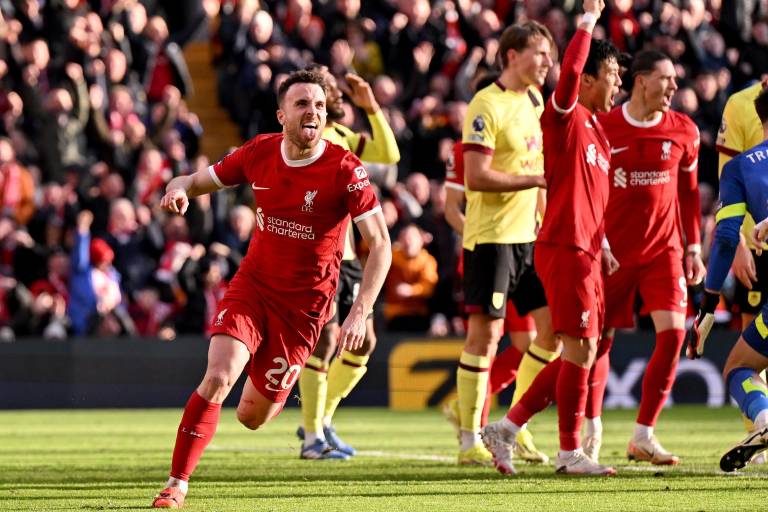 Liverpool vence al Burnley y vuelve a la cima de la Premier League