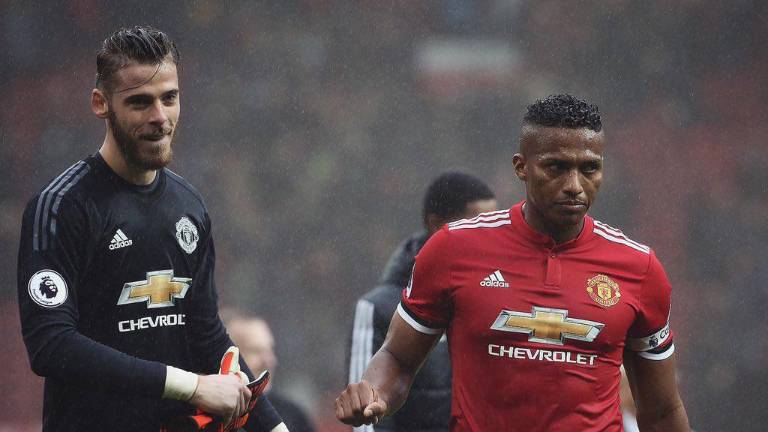Antonio Valencia (der.) del Manchester United.
