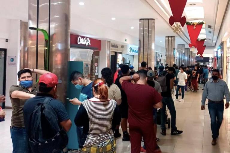 Hacen largas filas para comprar boletos para el estreno de nueva cinta de ‘Spider-Man’ en Mazatlán