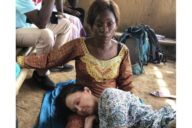 Imágenes de la odisea de Ashley Judd para salir de la jungla y llegar a un quirófano, después de romperse la pierna
