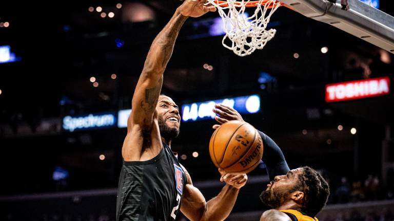 Kawhi Leonard “sume” la bola.
