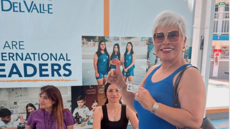 Lupita Zavala emite su voto.