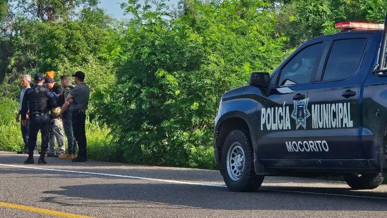 Un hombre fue encontrado sin vida a un costado de la carretera México 15, en Mocorito.