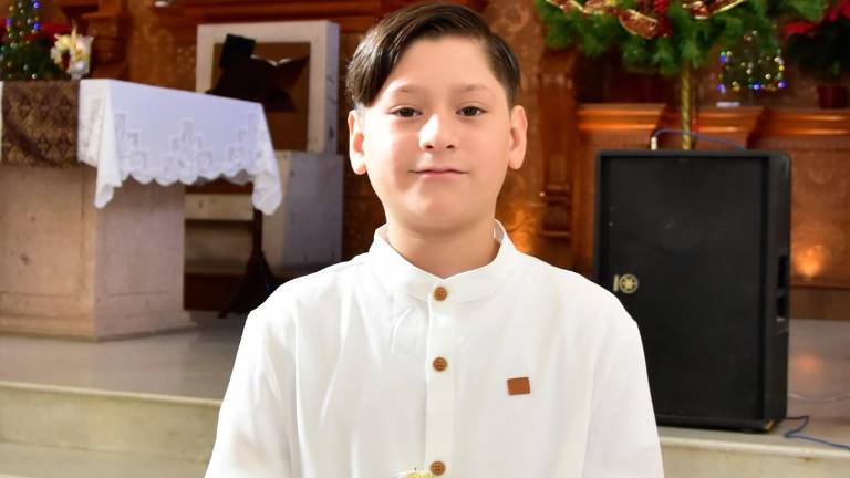 Santiago Medina Mendoza toma la hostia sagrada por primera vez.